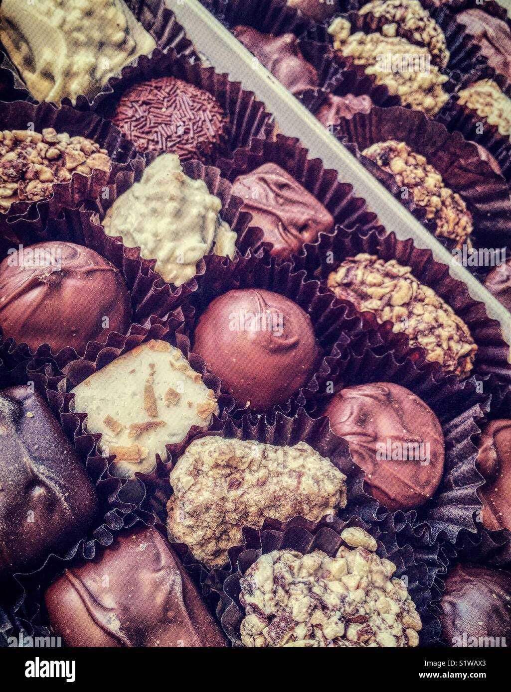 Boxed gemischtes Sortiment an Schokolade Süßigkeiten Stücke. Stockfoto