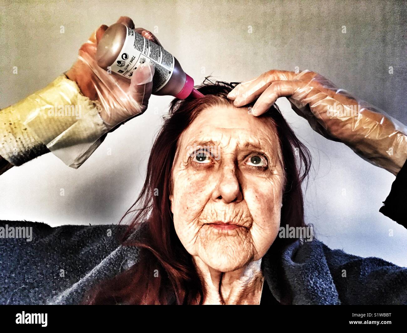 Alter Rentner ihre Haare färben Stockfoto