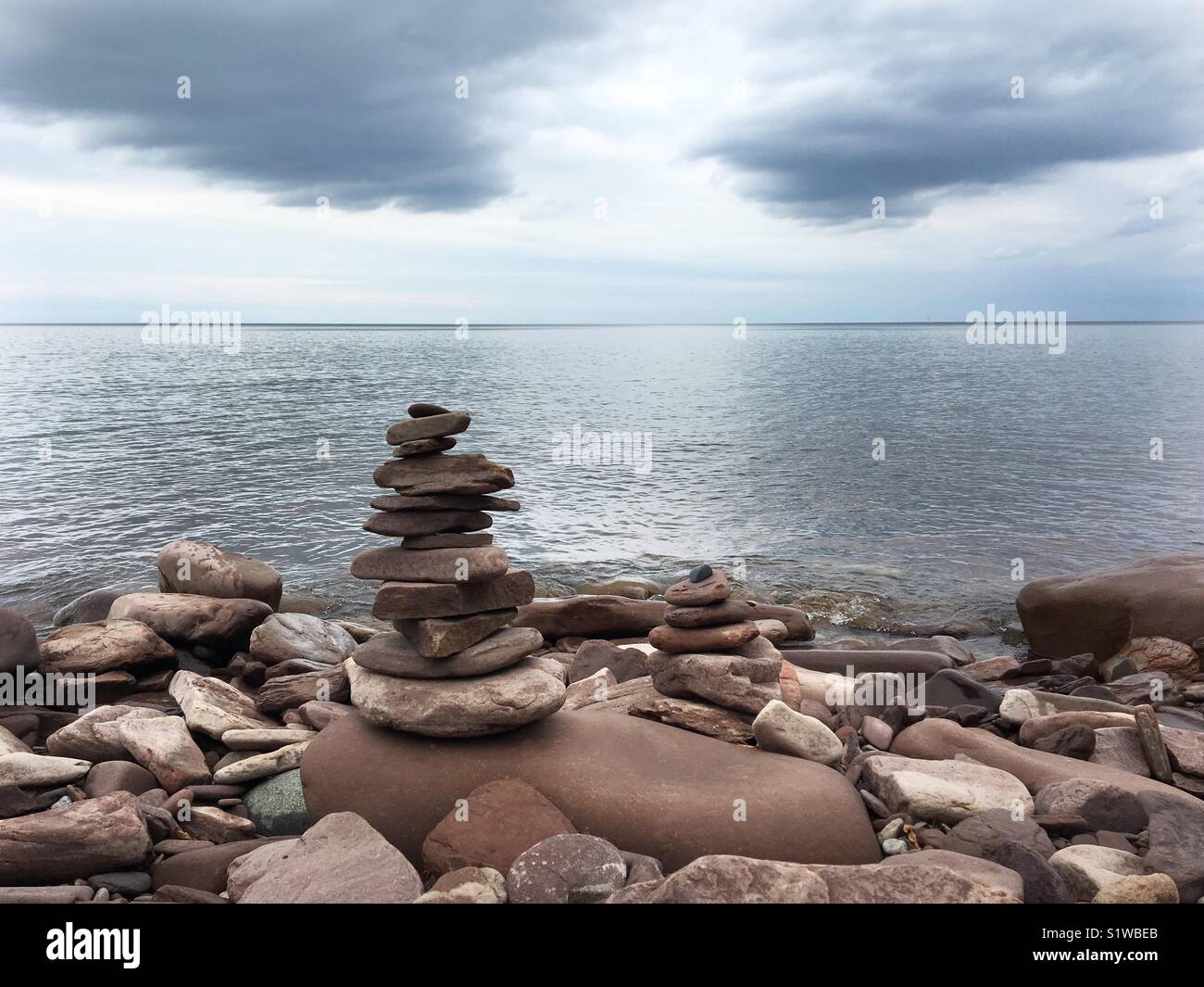 Felsen entlang des Lake Superior Shoreline Stockfoto