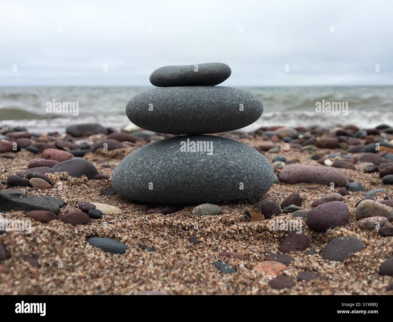 Felsen entlang des Lake Superior Shoreline Stockfoto