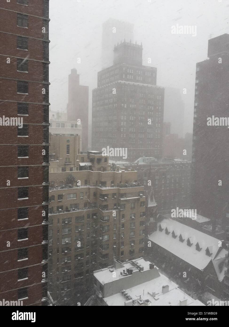 Wirbelnden Schnee in Midtown Manhattan während der Cyclone Bombe, Januar 2018, New York City, USA - Smartphone-aufgenommenes Stockfoto