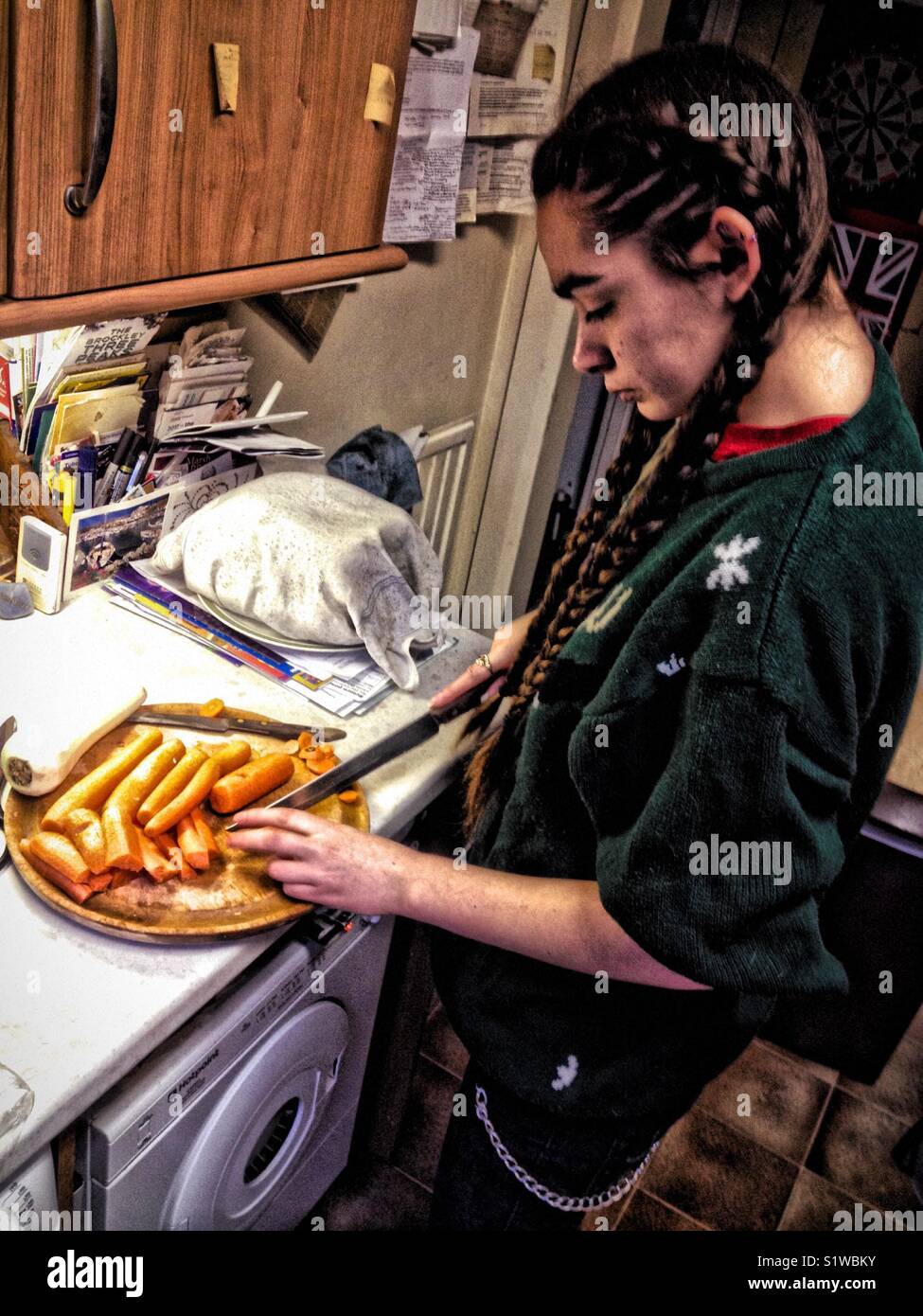 Junge Dame Vorbereitung Gemüse in der Küche Stockfoto