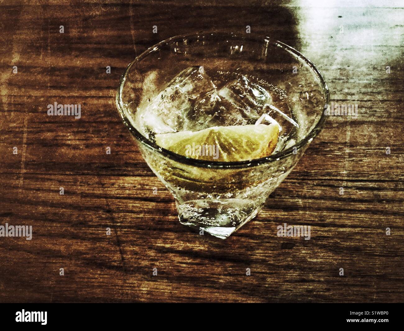 Soda Schale mit Eis und Zitrone - Smartphone-aufgenommenes Stockfoto