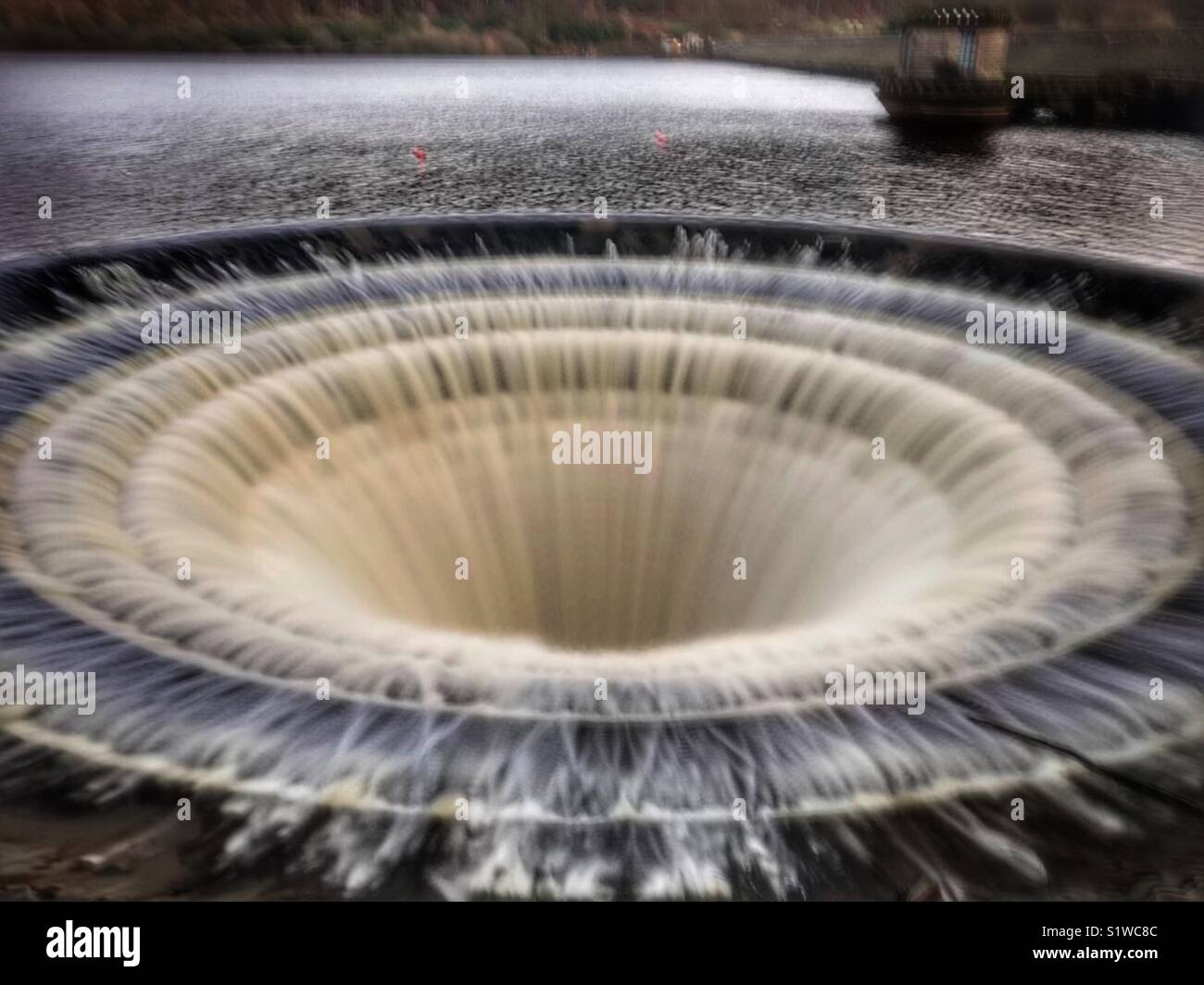 Lange Belichtung Wirkung der Einfüllöffnung an Ladybower Reservoir Stockfoto