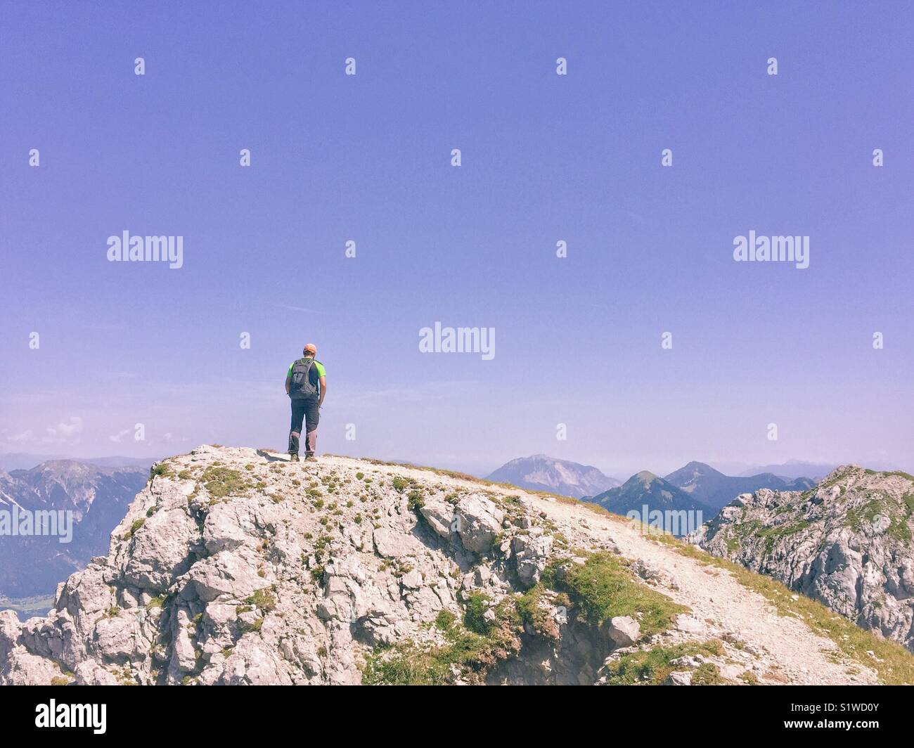 Ein Wanderer auf dem Gipfel des Berges - Gartnerkofel, Karnischen Alpen, Österreich - Smartphone-aufgenommenes Stockfoto