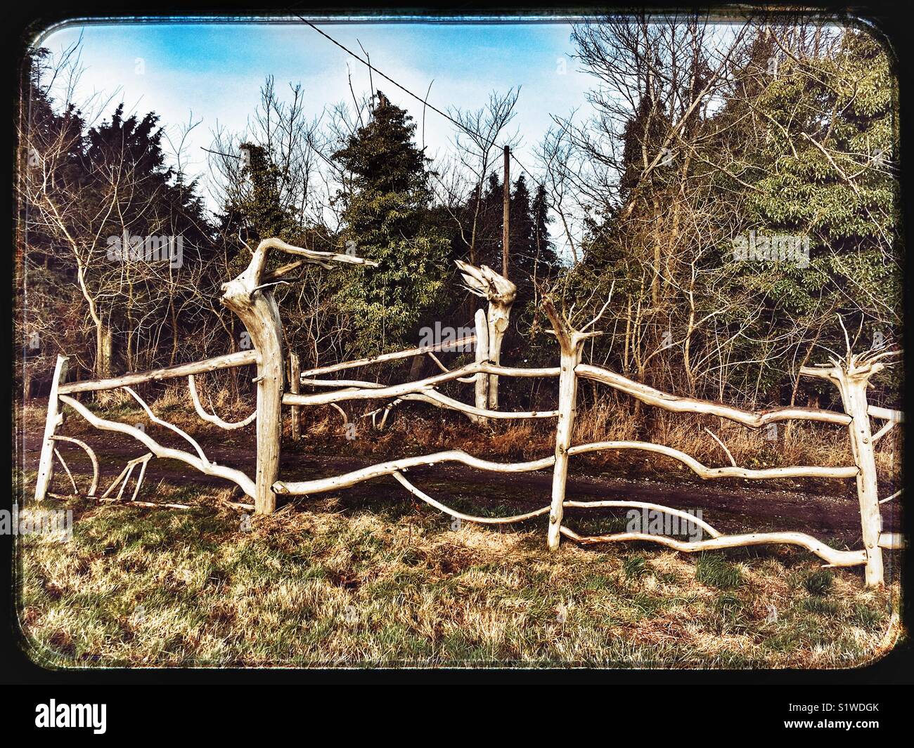 Gartenzaun und Tore in Handarbeit aus Zweigen Stockfoto Gartenzaun und Tore in Handarbeit aus Zweigen Stockfoto