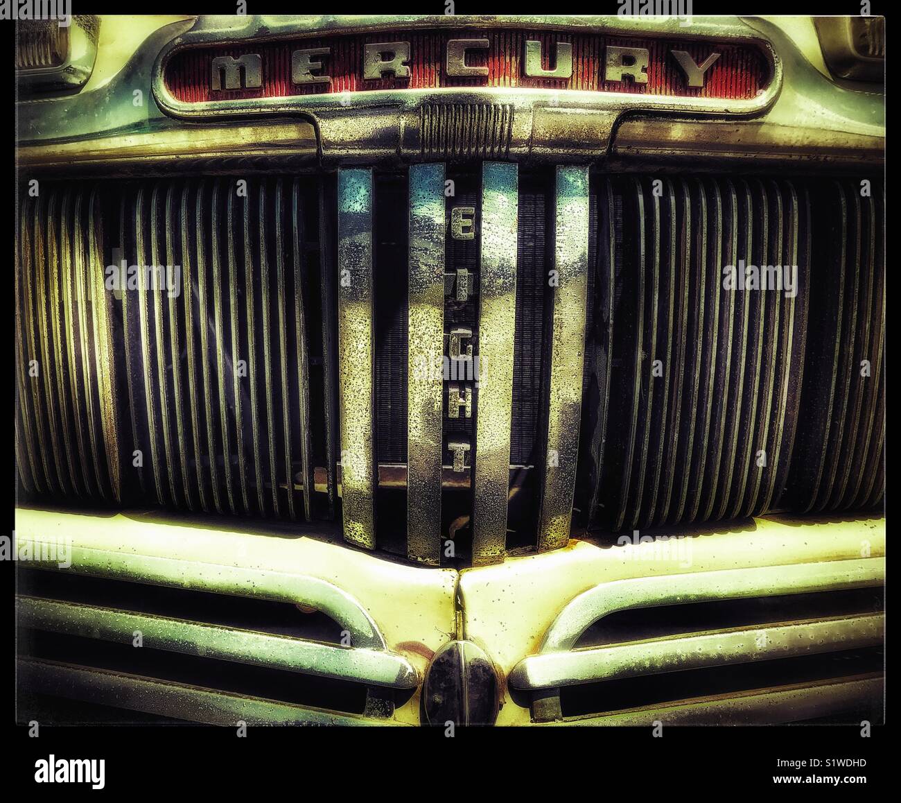 1940er Jahre Era Mercury Eight Automobilgrill in Farbe mit Retro-Filter. - Smartphone-aufgenommenes Stockfoto 1940er Jahre Era Mercury Eight Automobilgrill in Farbe mit Retro-Filter. - Smartphone-aufgenommenes Stockfoto