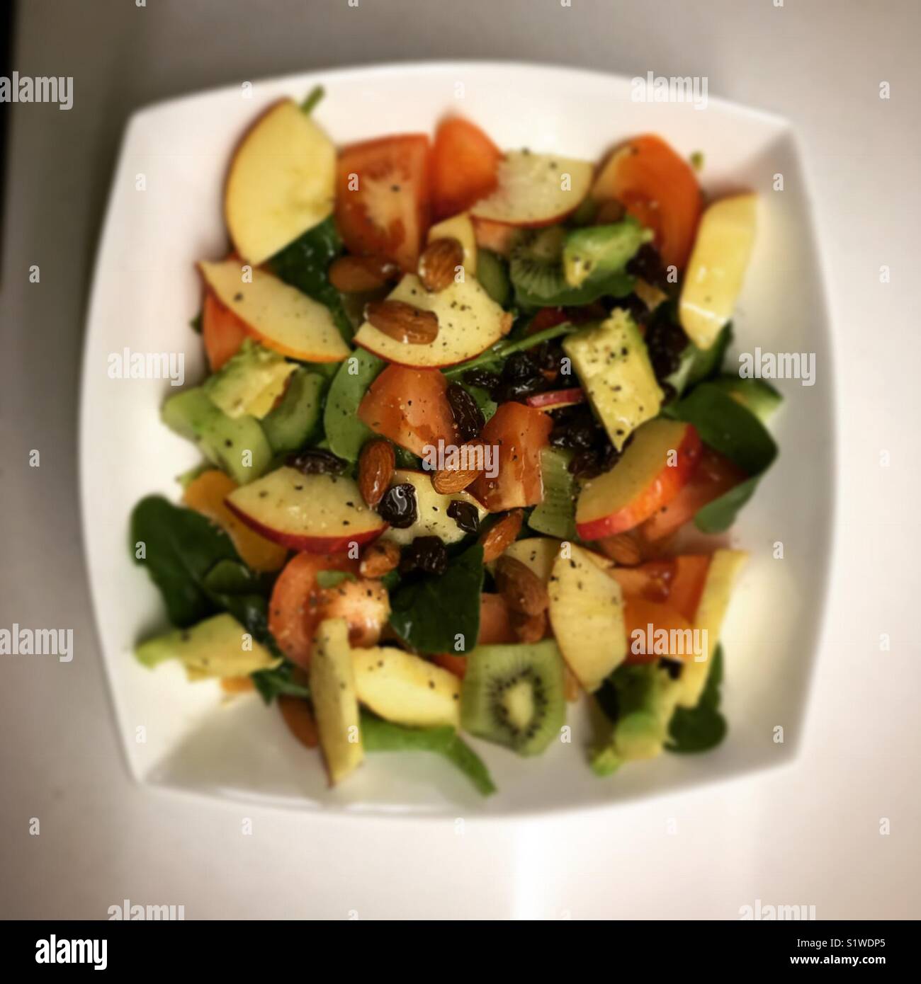 Schüssel Salat mit Obst. - Smartphone-aufgenommenes Stockfoto