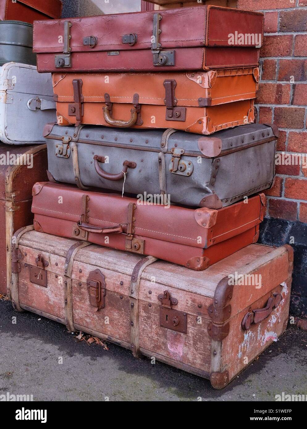 Alte Koffer und Gepäck in Tenterden Station gesehen - Smartphone-aufgenommenes Stockfoto