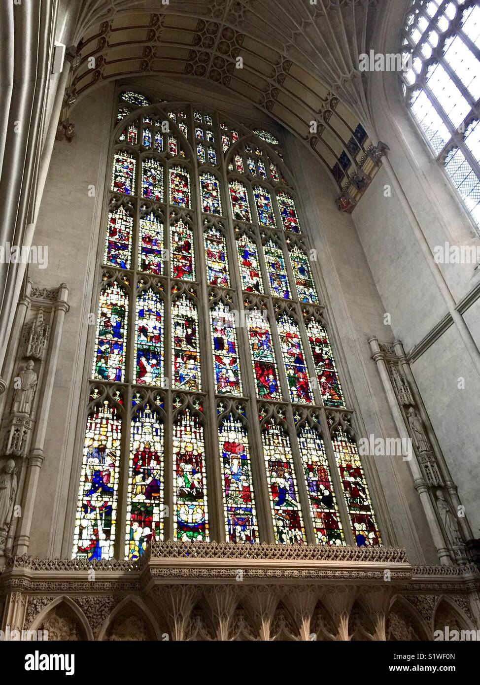 Glasmalerei in der Abtei von Bath, Bath, VK. - Smartphone-aufgenommenes Stockfoto