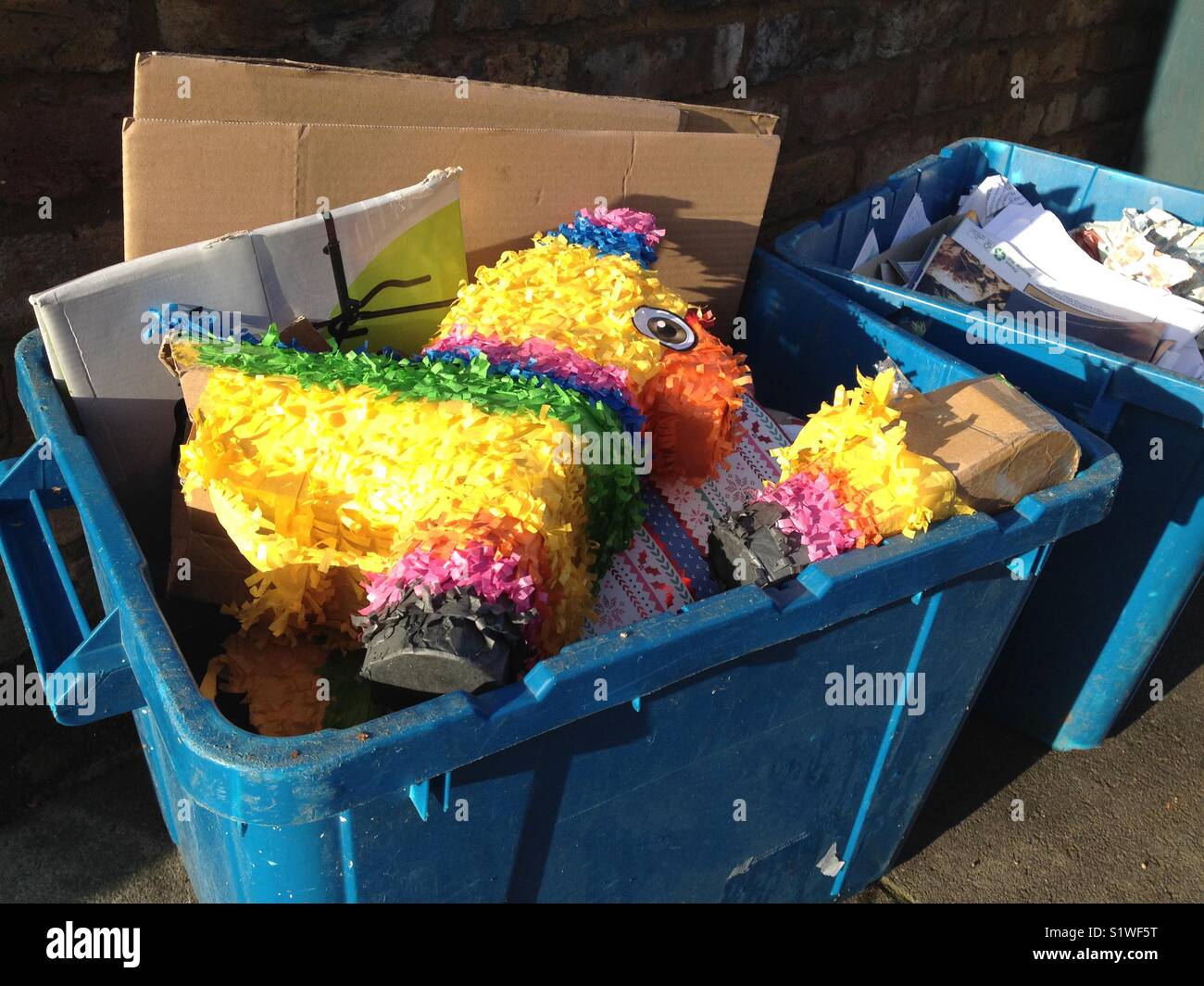 Papier Papierkorb mit Papier und Pappe und Karton auf Recycling. Großbritannien Stockfoto