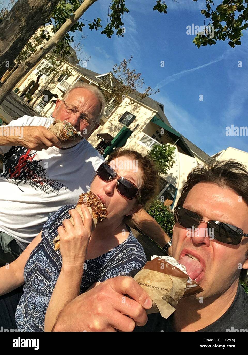 Selfie von 3 Personen genießen Sie ein Eis in der Feier Orlando, Florida Stockfoto