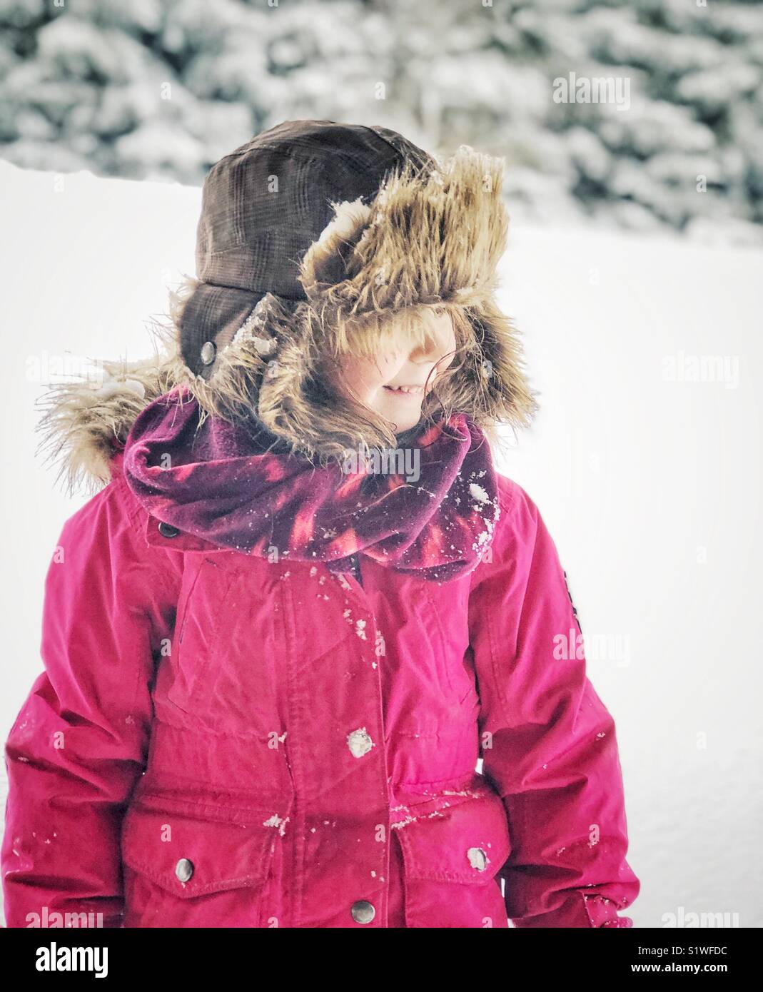 Porträt eines jungen Mädchens auf der Seite draußen im Schnee Stockfoto