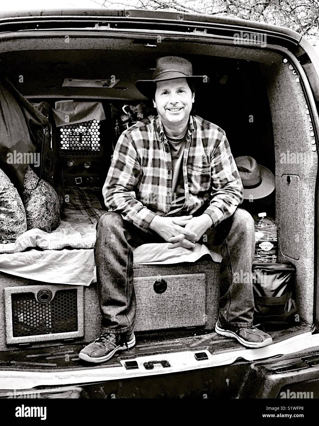 Ein Mann mittleren Alters saß in seinem Van. Stockfoto