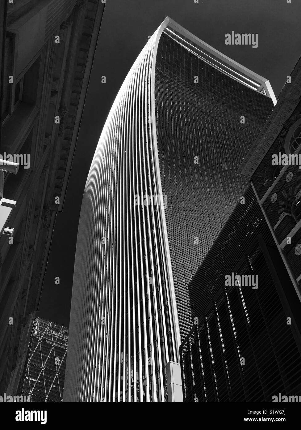 Auffällig schwarz-weiß Bild der Walkie Talkie (20 Fenchurch Street) Gebäude und Wolkenkratzer in Londons Finanzviertel Stockfoto