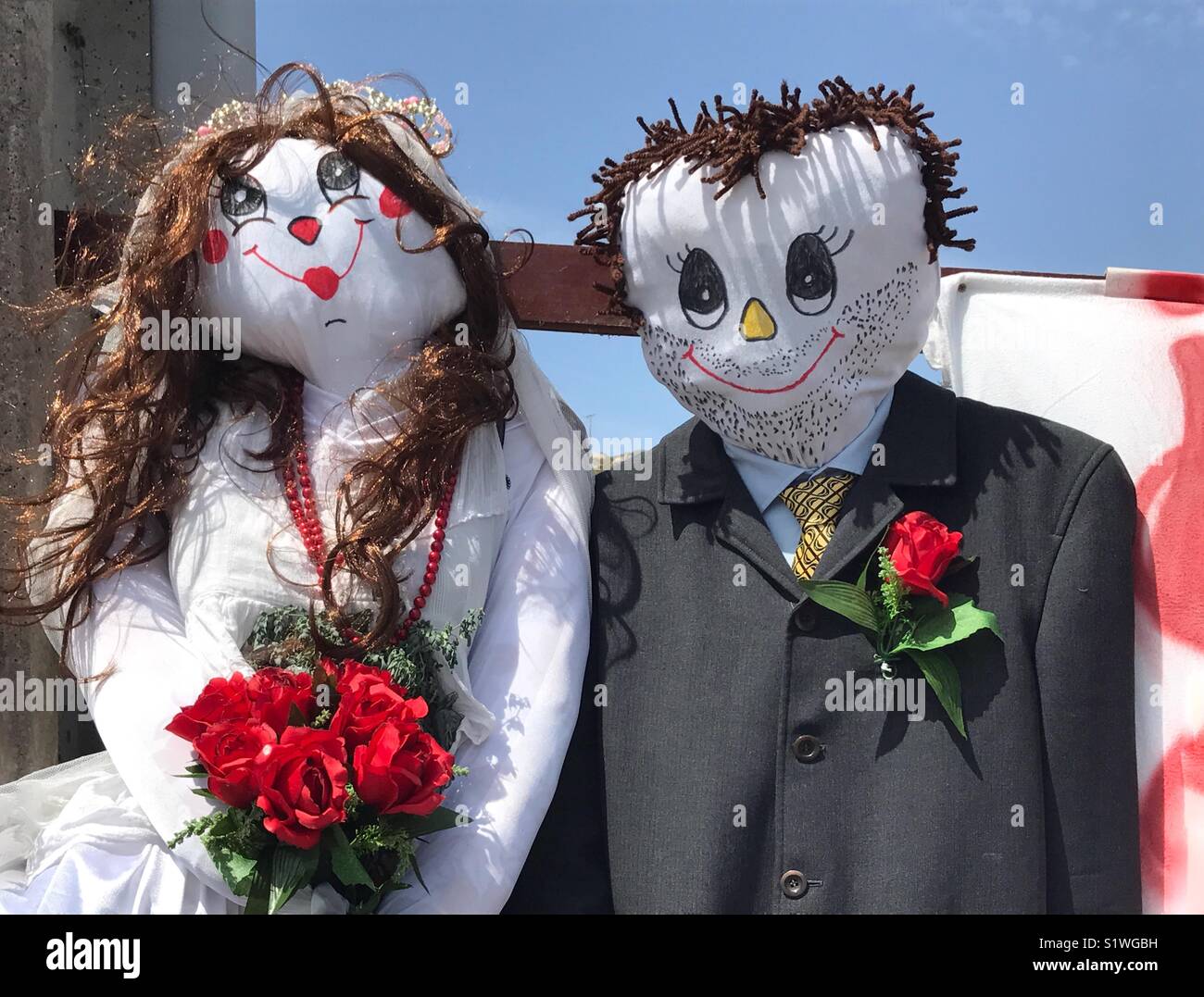Handgemachte Marionetten von Braut und Bräutigam, um anzuzeigen, dass eine Hochzeit stattgefunden hat vor kurzem - Smartphone-aufgenommenes Stockfoto