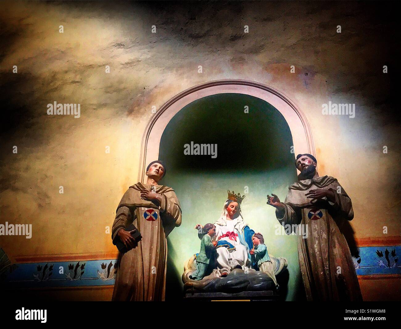 Ein Bild der Jungfrau Maria und der beiden Heiligen schmücken eine Kirche in Queretaro, Mexiko - Smartphone-aufgenommenes Stockfoto