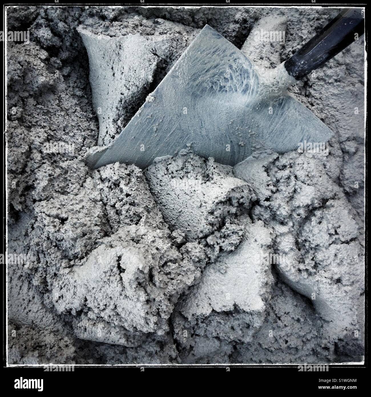 Das Mischen von Zement Mörtel mit einem Spaten. Stockfoto