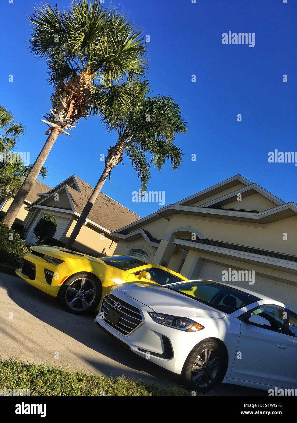 Zwei Autos außerhalb einer Villa in Orlando, Florida - Smartphone-aufgenommenes Stockfoto
