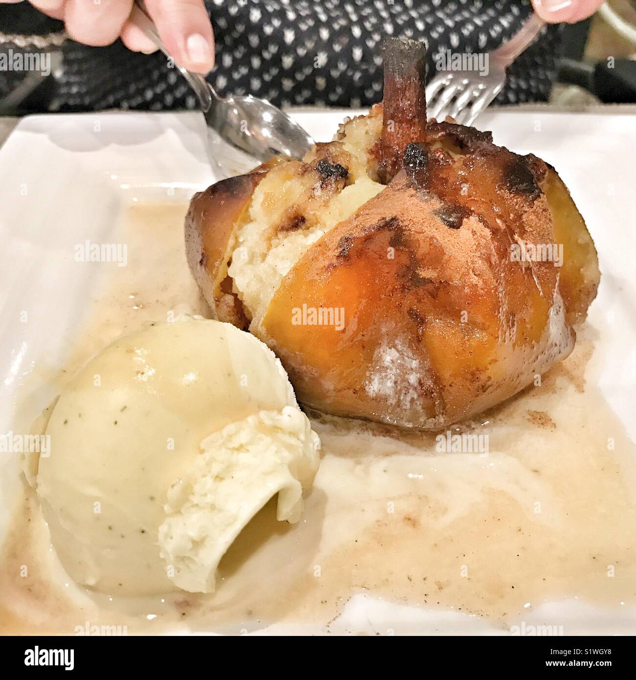 Mann essen Nachtisch, einen bratapfel mit Vanilleeis Stockfoto