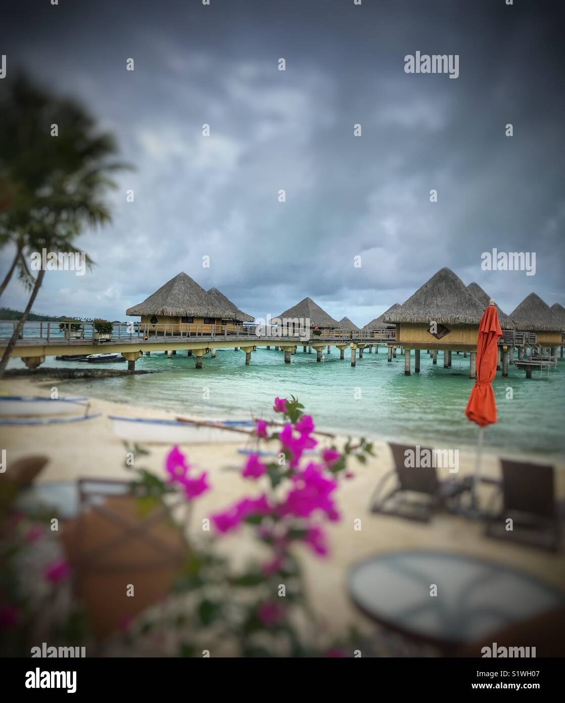 Blick auf die über dem Wasser bungalows in Bora-Bora Französisch Polynesien - Smartphone-aufgenommenes Stockfoto