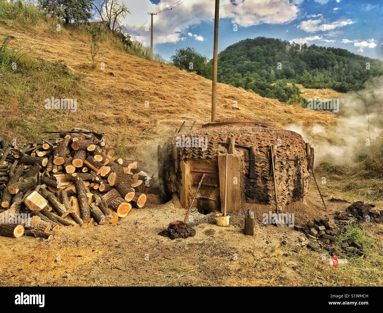 Die traditionelle Methode der Herstellung von Holzkohle in Serbien Stockfoto