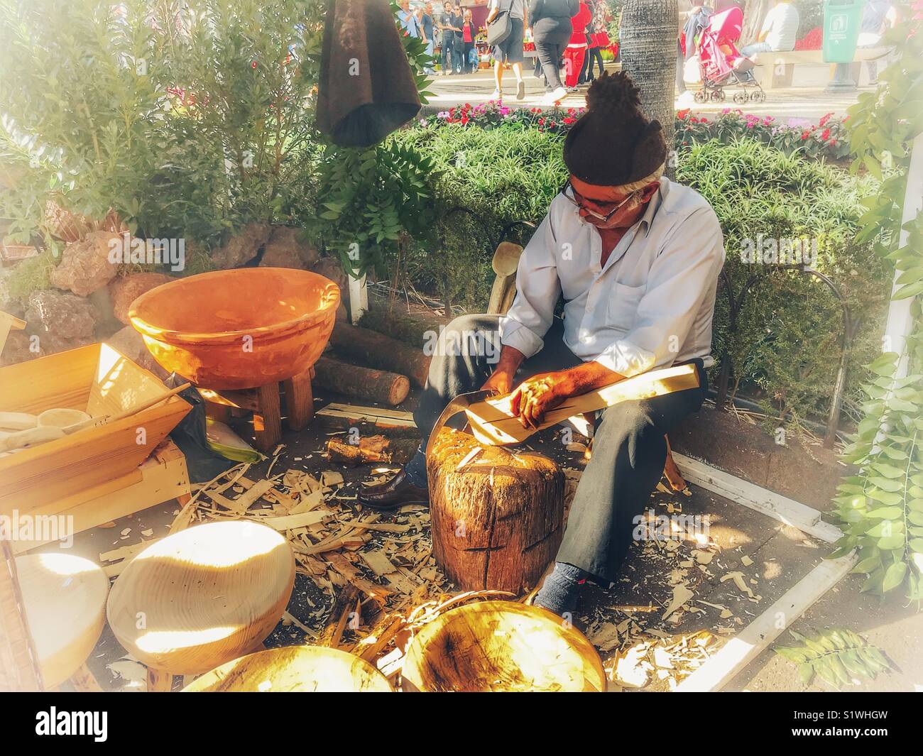 Ältere Menschen demonstriert seine holzverarbeitende Handwerk auf dem Weihnachtsmarkt, Funchal, Madeira, Portugal Stockfoto