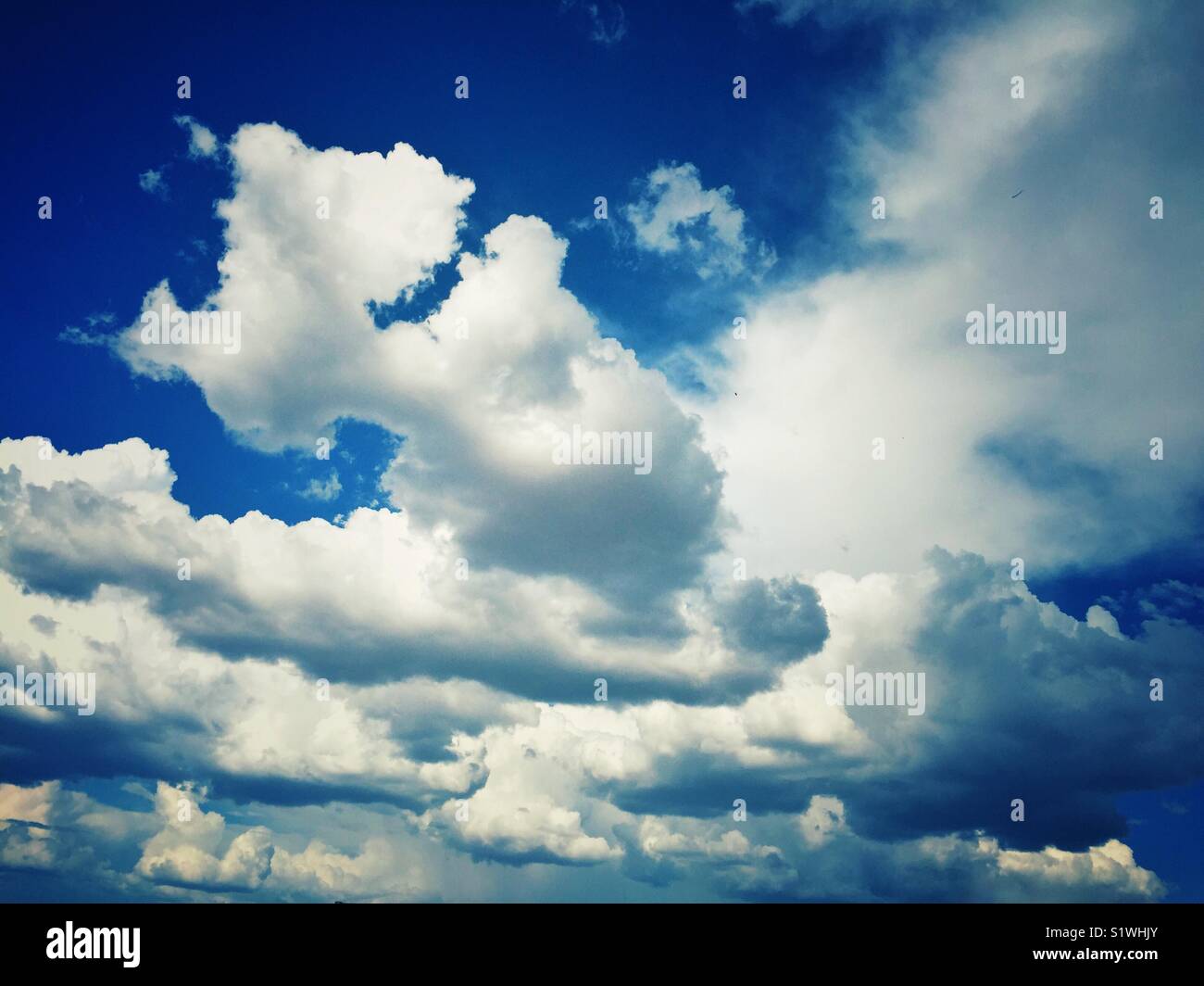 Gerne weiße Wolken im blauen Himmel Stockfoto