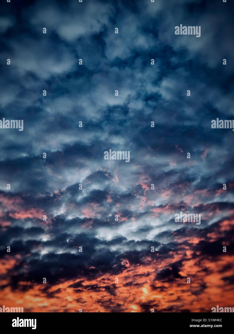 Dramatische pastellfarbenen Sonnenaufgang. Stockfoto