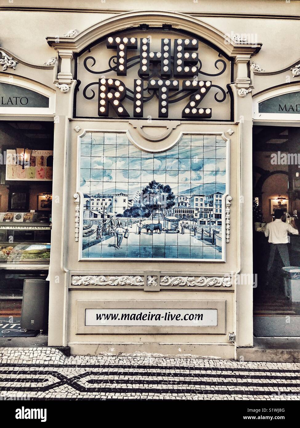 Blau und Weiß handgefertigten glasierten Fliesen- bild, azulejos, die Dekoration der Fassade des Ritz Hotel, Funchal, Madeira, Portugal - Smartphone-aufgenommenes Stockfoto