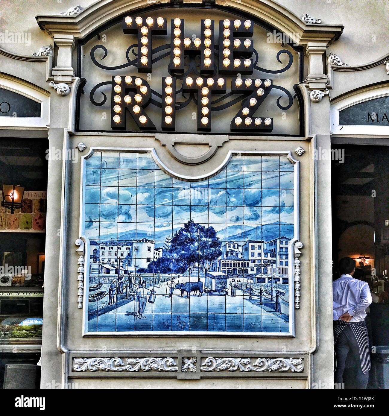 Blau und Weiß handgefertigten glasierten Fliesen- bild, azulejos, die Dekoration der Fassade des Ritz Hotel, Funchal, Madeira, Portugal - Smartphone-aufgenommenes Stockfoto
