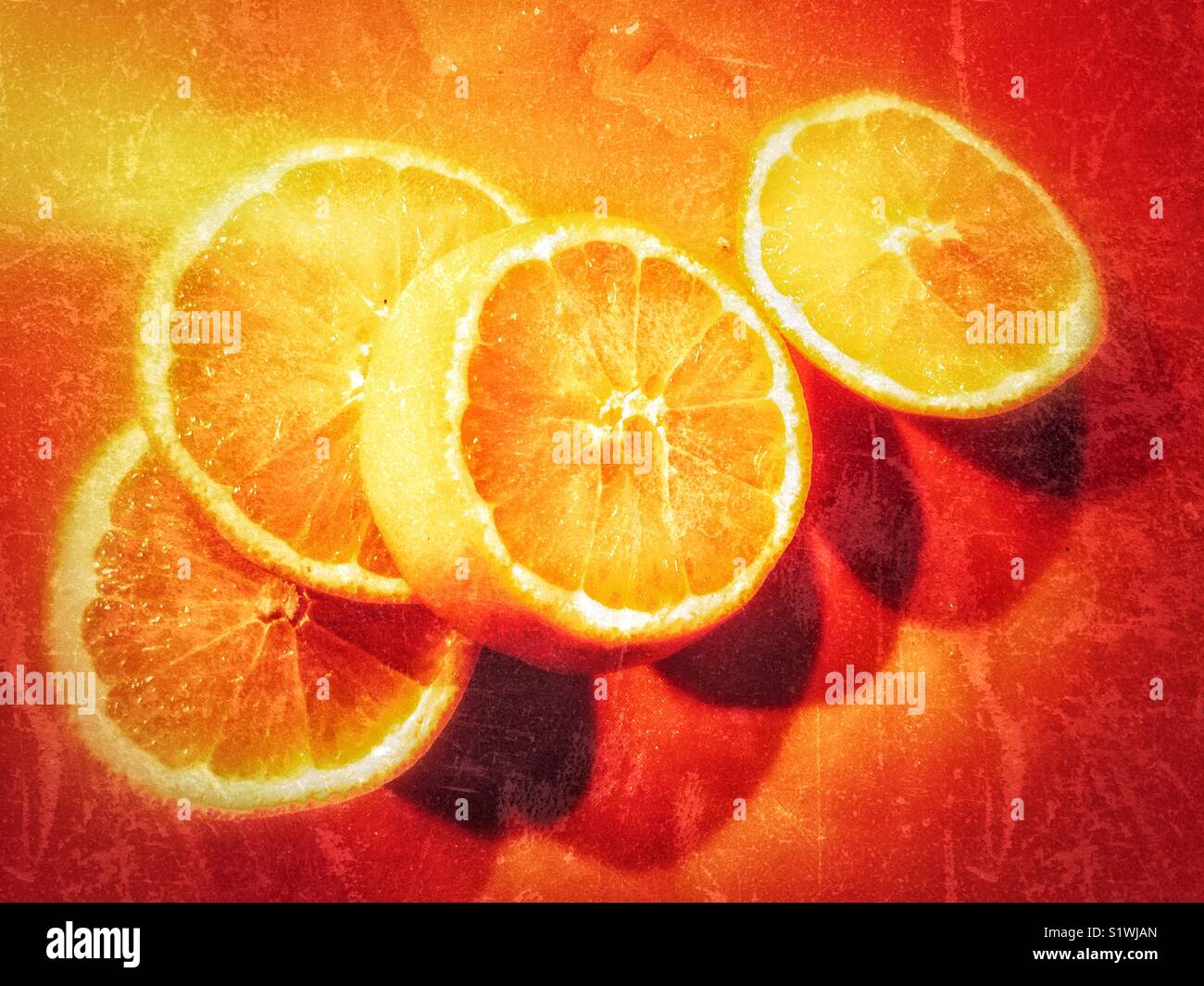 Nabel orange Scheiben auf einem orangefarbenen Schneidbrett kreativ verarbeitet - Smartphone-aufgenommenes Stockfoto