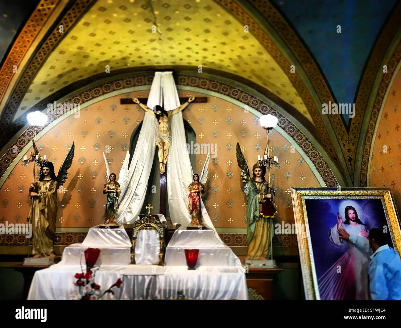 Ein Mensch betet zu Jesus Christus in Guanajuato, Mexiko - Smartphone-aufgenommenes Stockfoto