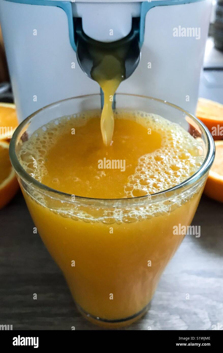 Drücken Orangensaft am Morgen Stockfoto