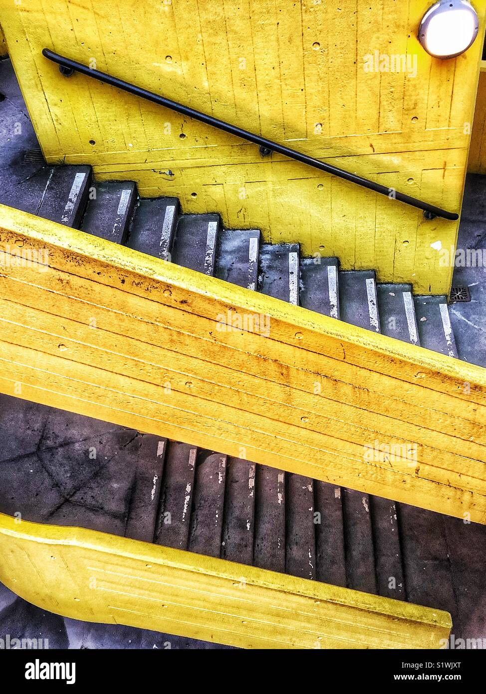 Treppe mit gelben Wänden Stockfoto