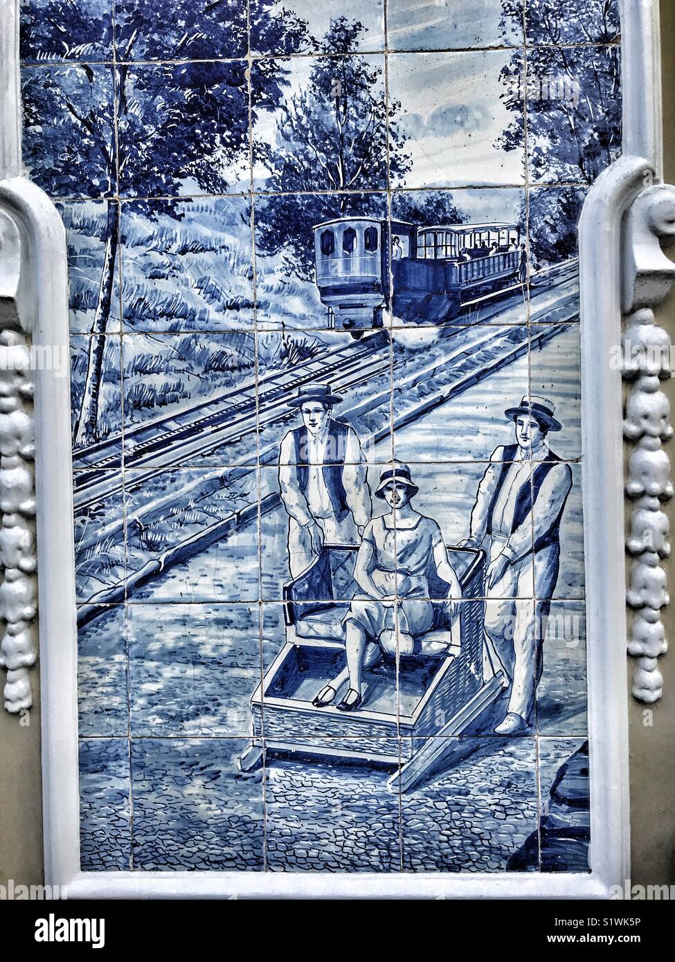 Blaue und weiße Dose - Glasierte keramische Fliese bild Verzieren einer Außenwand des Ritz Hotel, Funchal, Madeira, Portugal - Smartphone-aufgenommenes Stockfoto