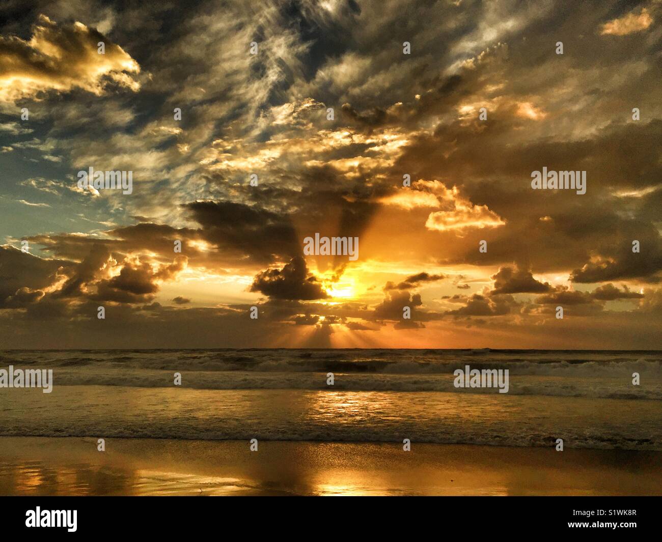 Dramatischen mediterranen Sonnenuntergang Stockfoto