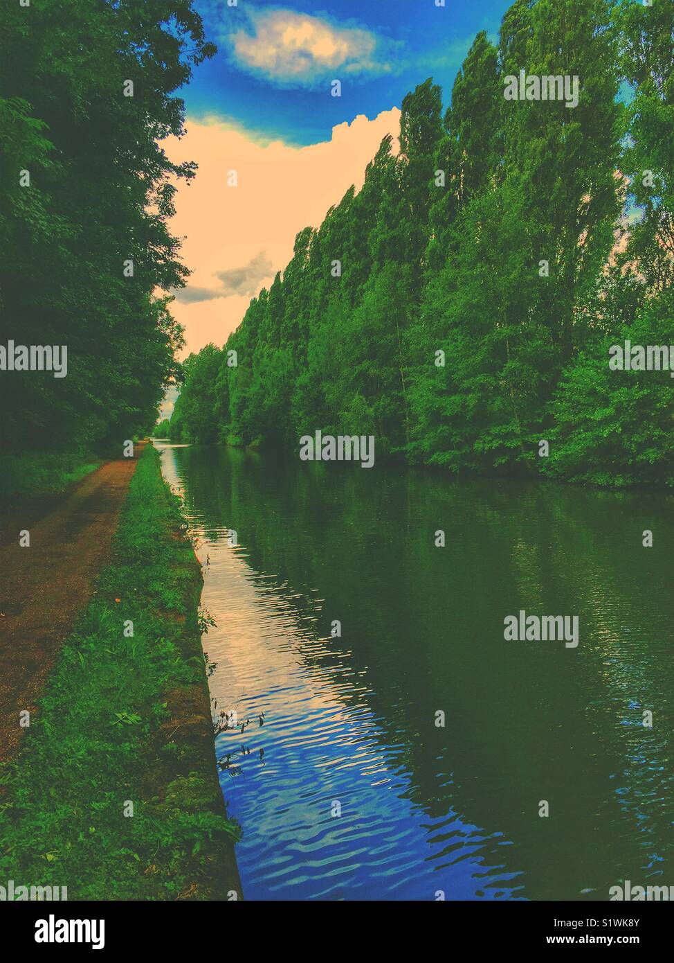 Ritual Kanal in der Landschaft - Smartphone-aufgenommenes Stockfoto