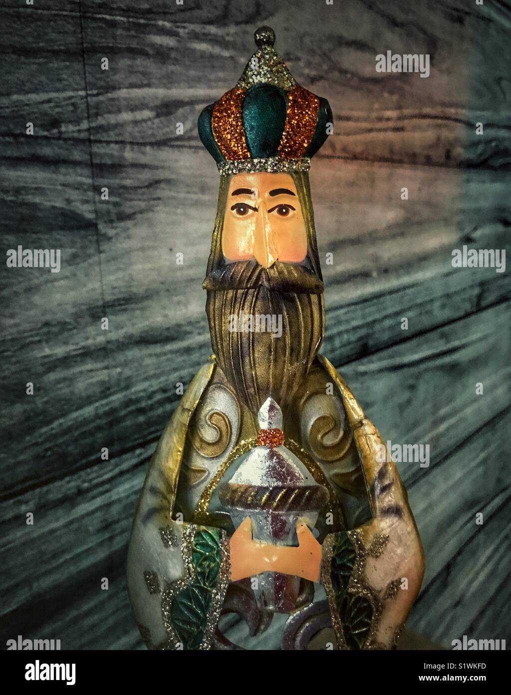 Christmas Ornament aus einer Krippe. Eine der drei Könige, die mit einem Geschenk - Smartphone-aufgenommenes Stockfoto