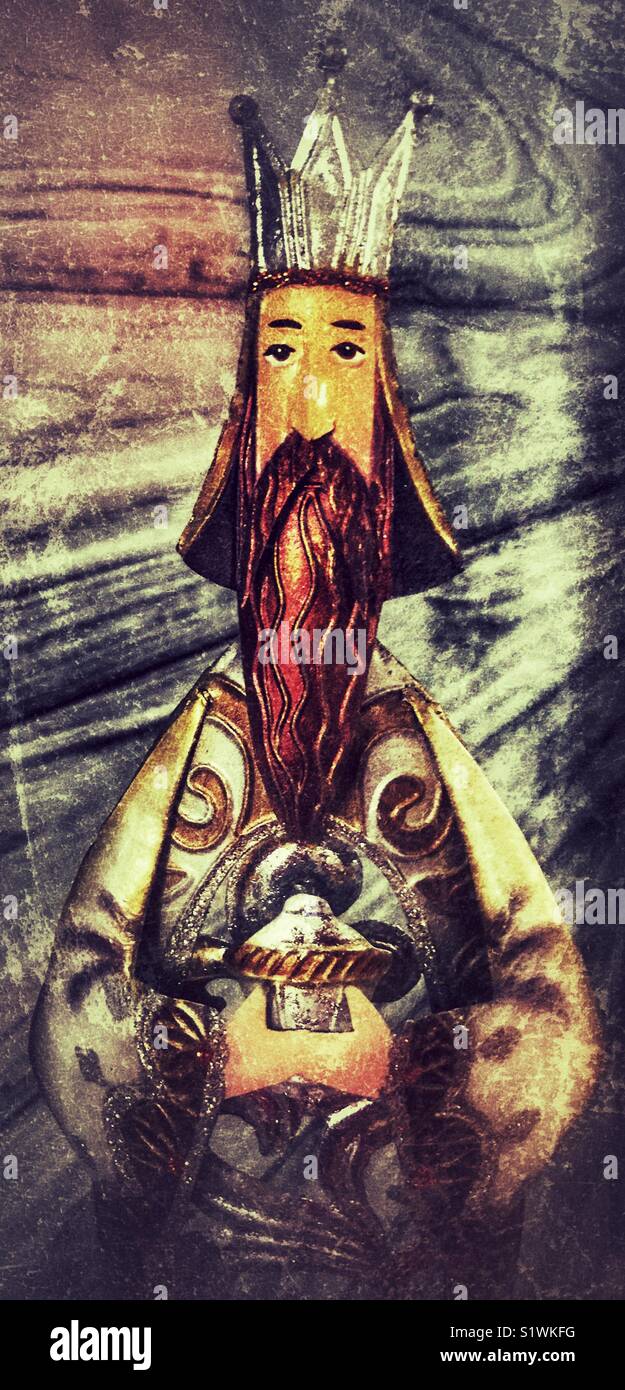 Christmas Ornament aus einer Krippe. Eine der drei Könige, die mit einem Geschenk - Smartphone-aufgenommenes Stockfoto