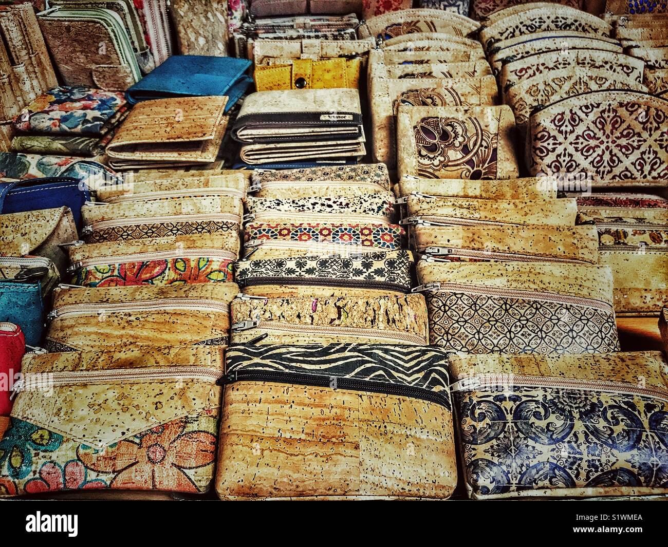 Geldbörsen und Brieftaschen aus Kork für ale in ein Picknick shop, Madeira, Portugal - Smartphone-aufgenommenes Stockfoto