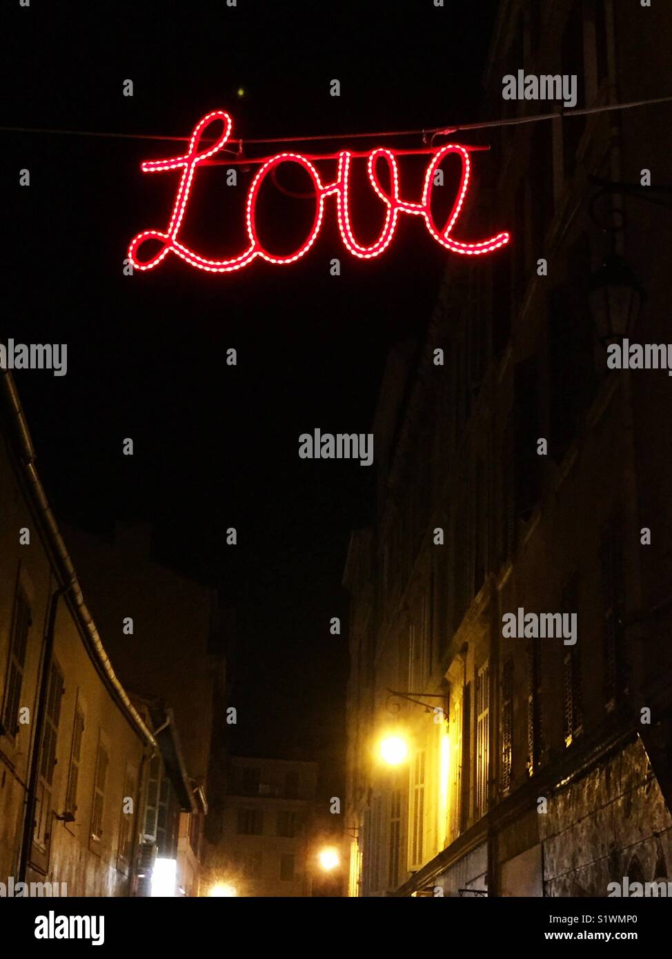 Liebe Straßenlaternen Schild über der Straße in Marseille, Frankreich - Smartphone-aufgenommenes Stockfoto