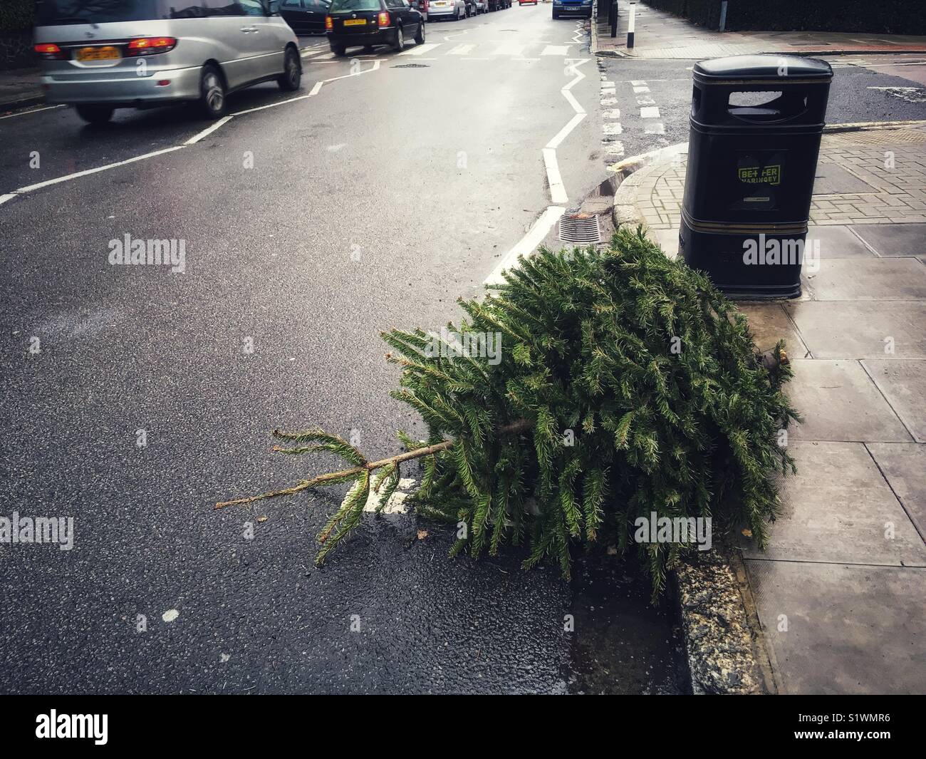 Die Überreste eines Weihnachtsbaum sind außerhalb eines Hauses in Muswell Hill in London 9 Tage nach Erscheinung des am 15. Januar 2018 Links Stockfoto