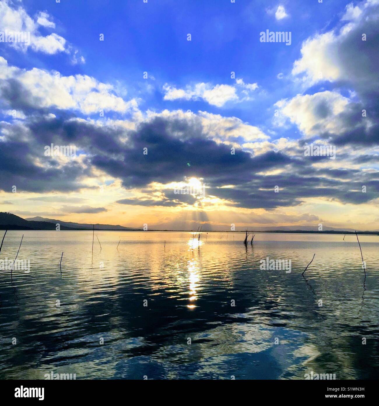 Sonnenuntergang am Lago Trasimeno, Umbrien, Italien - Smartphone-aufgenommenes Stockfoto
