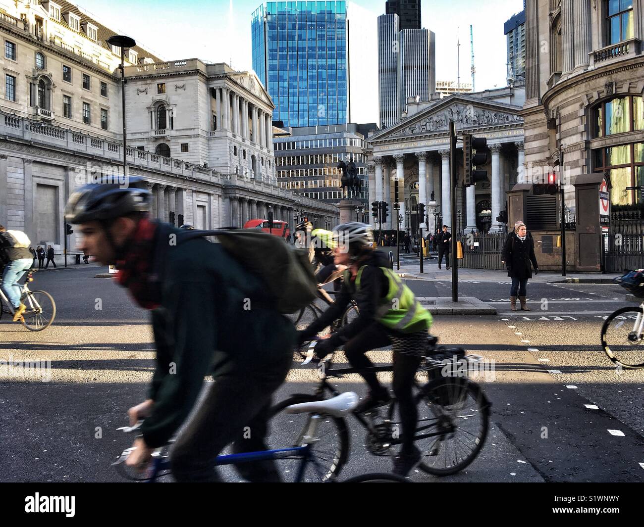 Radfahrer bei Cornhill und Bank Kreuzung in der Stadt London, England am 16. Januar 2018 Stockfoto