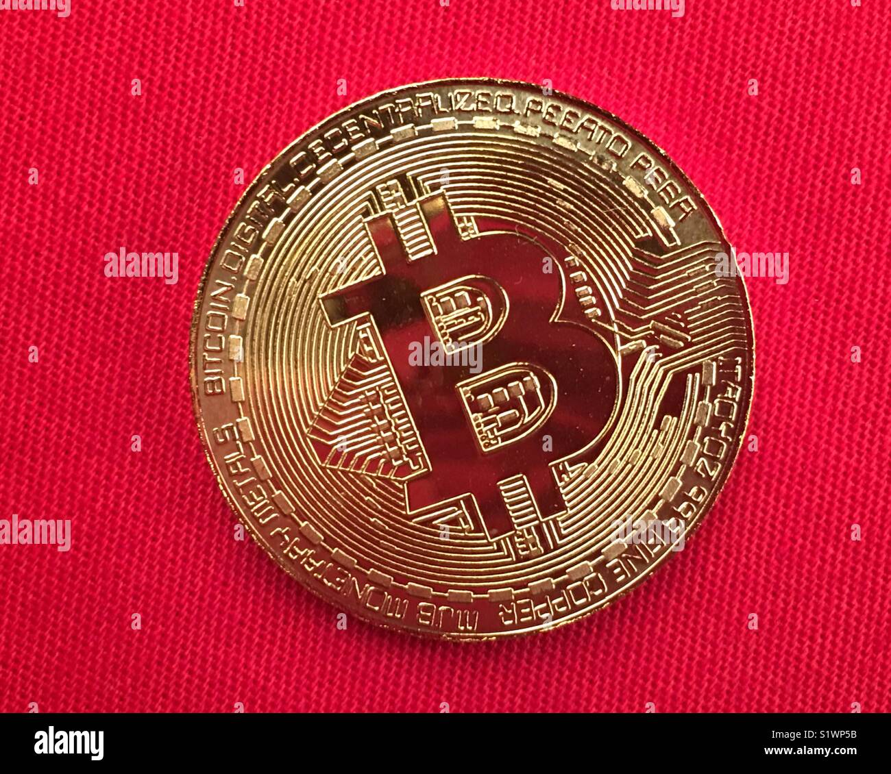Bitcoin Goldmünze crypto Währung auf roten Hintergrund. B. digitales Geld. Stockfoto