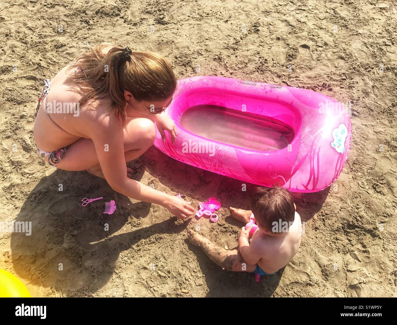 Mutter und Baby am Strand Stockfoto