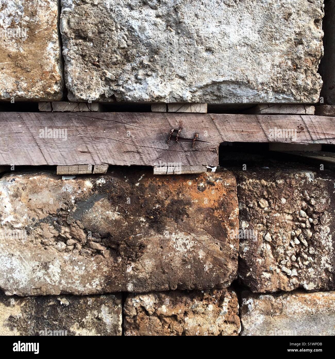 Hohlblocksteine und Holz - Smartphone-aufgenommenes Stockfoto