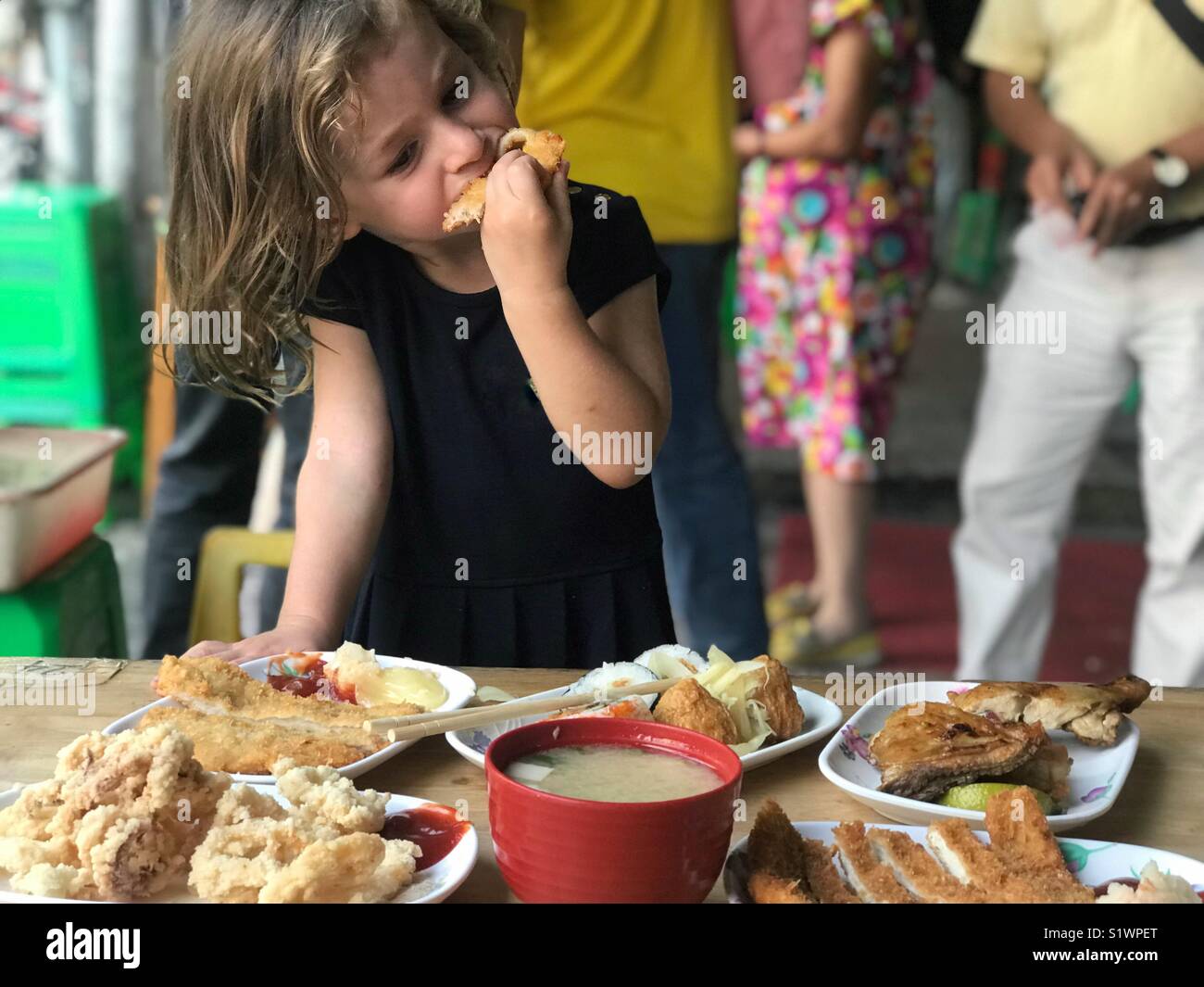 Kinder essen auf den Tischen im Restaurant Tainan Taiwan - Smartphone-aufgenommenes Stockfoto