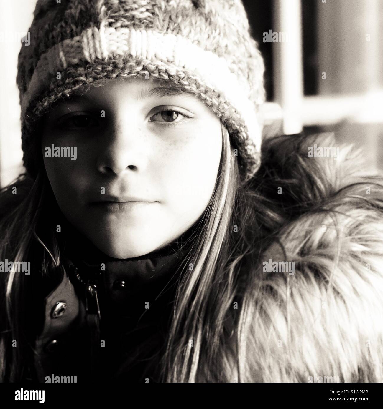 Schwarz-weiß-Porträt einer 10 Jahre alten Mädchen mit Gesichtshälfte gespiegelt Stockfoto